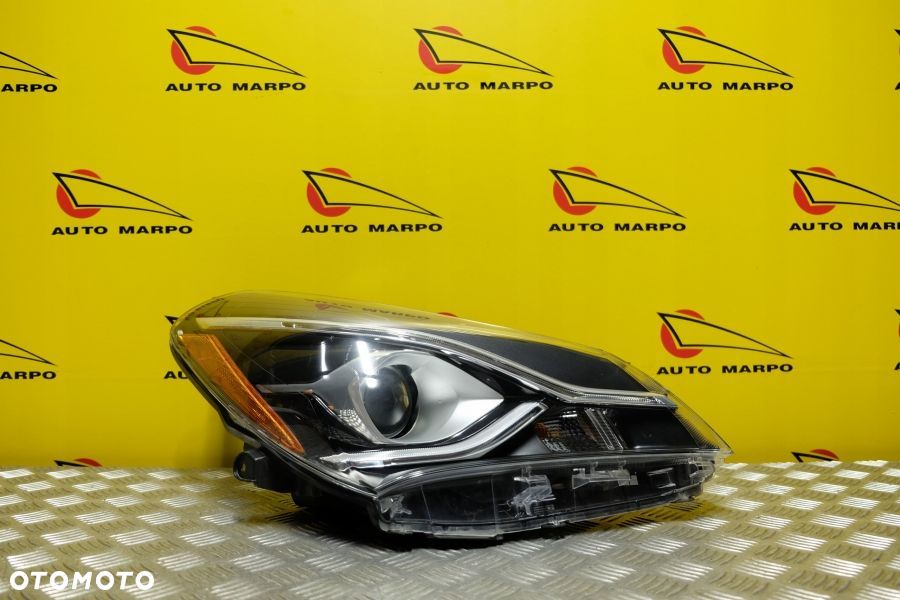 TOYOTA YARIS 2018 2019- REFLEKTOR LAMPA ZWYKŁA SOCZEWKOWA Z LED R USA - 2