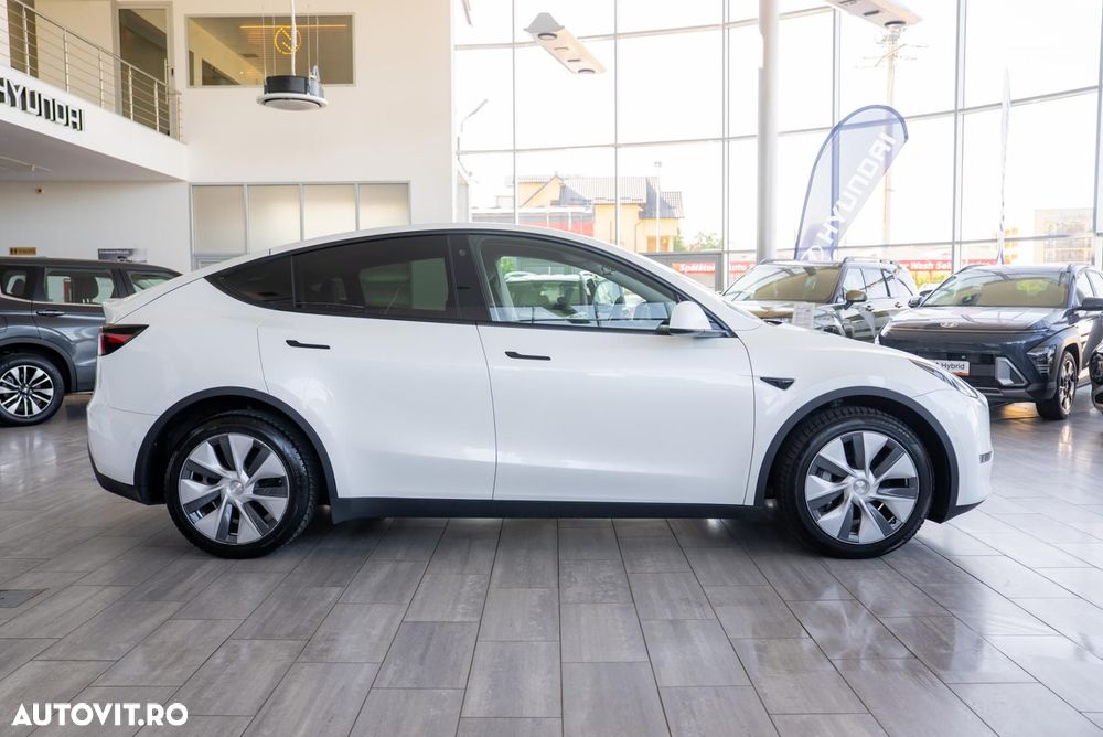 Tesla Model Y Long Range Dual Motor AWD - 11