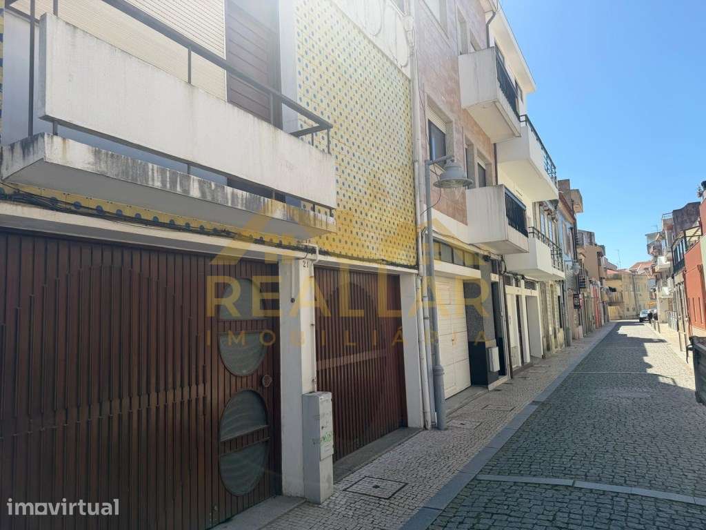 Excelente Oportunidade na Póvoa de Varzim: Moradia V3 para Restauro - Grande imagem: 4/39