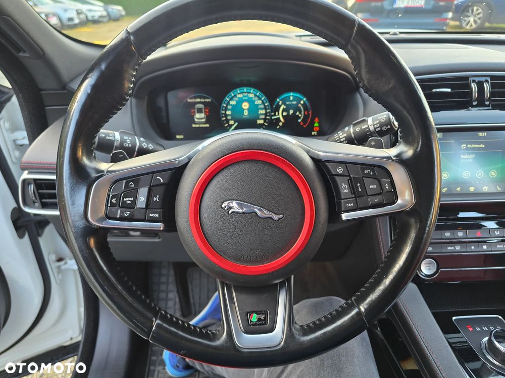 Jaguar F-Pace 20d AWD R-Sport - 32