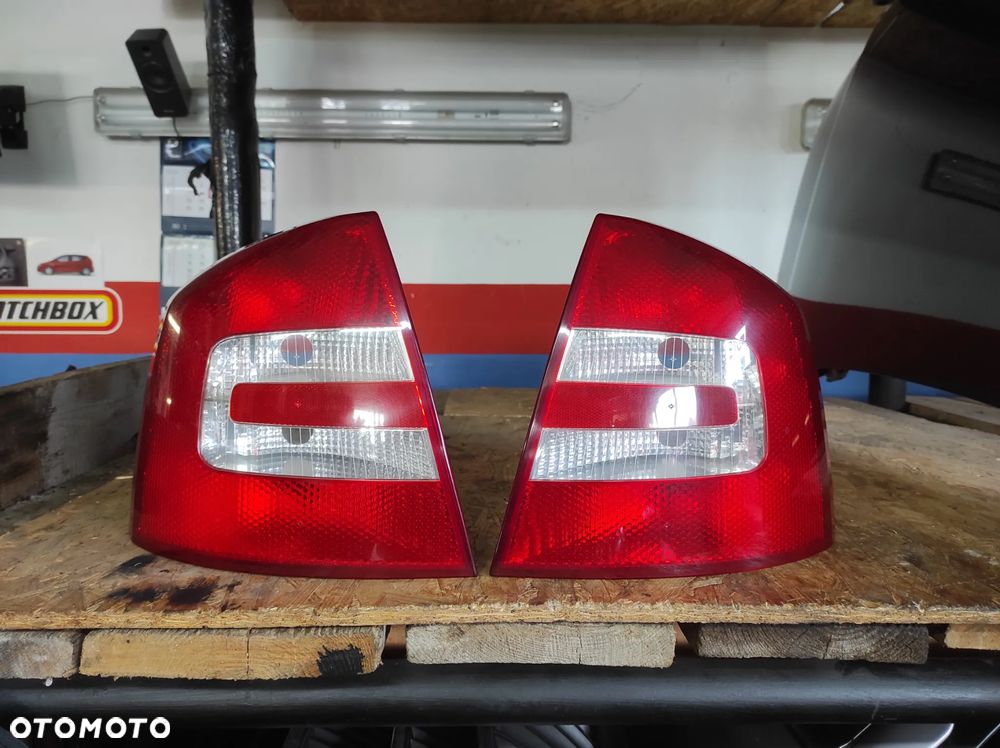 SKODA OCTAVIA 2 1Z5 HB HATCHBACK PRZEDLIFT LAMPA LAMPY LEWA PRAWA TYLNA LEWY PRAWY TYŁ  ORYGINALNA CAŁA WYSYŁKA !!!!! - 1
