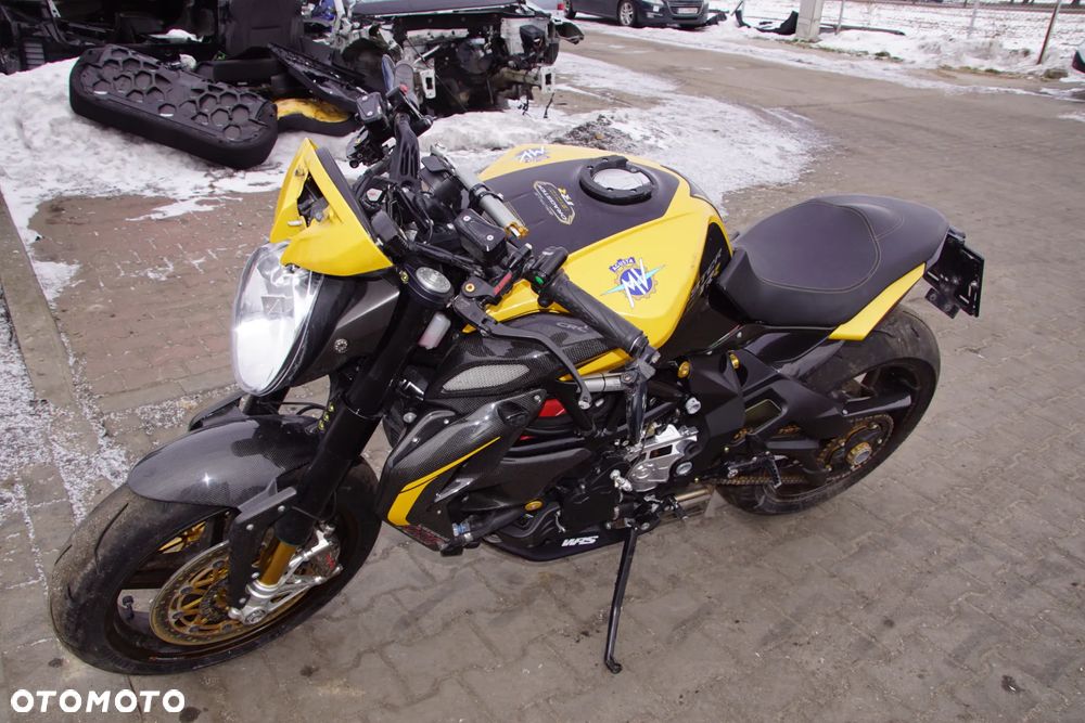 Motocykl na części 692106889 MV Agusta Dragster 800 RR 140 KM 2017R wydech hp corse koła bst włókno węglowe ohlins brembo carbon stretfighter silnik lampa lagi felgi zaciski zbiornik licznik - 17