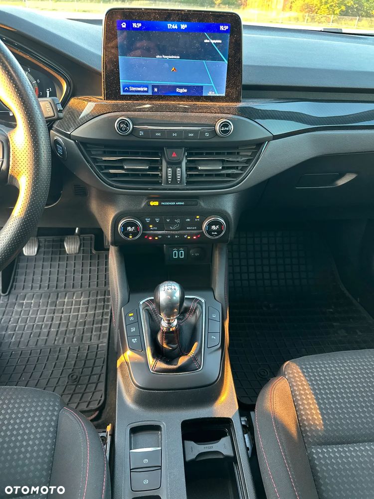 Ford Focus 1.0 EcoBoost Hybrid ST-LINE X - 16