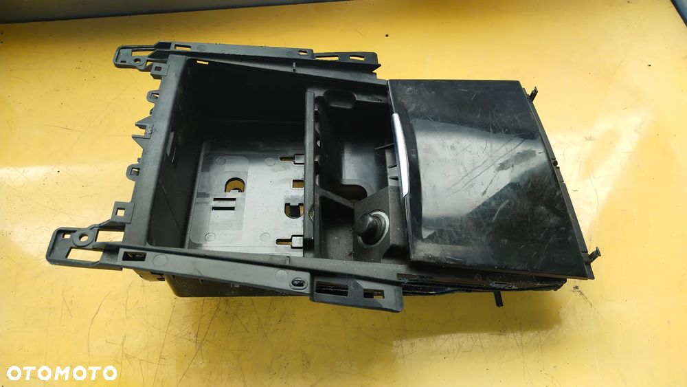 A2126802110 UCHWYT NA KUBKI POPIELNICZKA MERCEDES W212 - 1