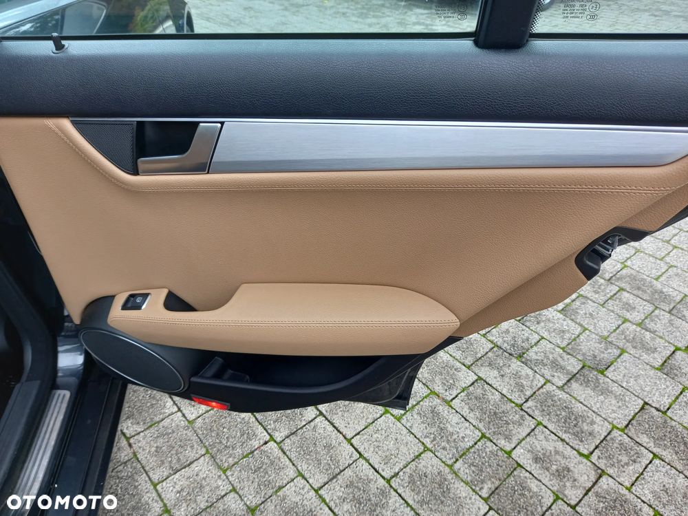 Mercedes-Benz Klasa C 250 CGI Automatik BlueEFFICIENCY Avantgarde - 16