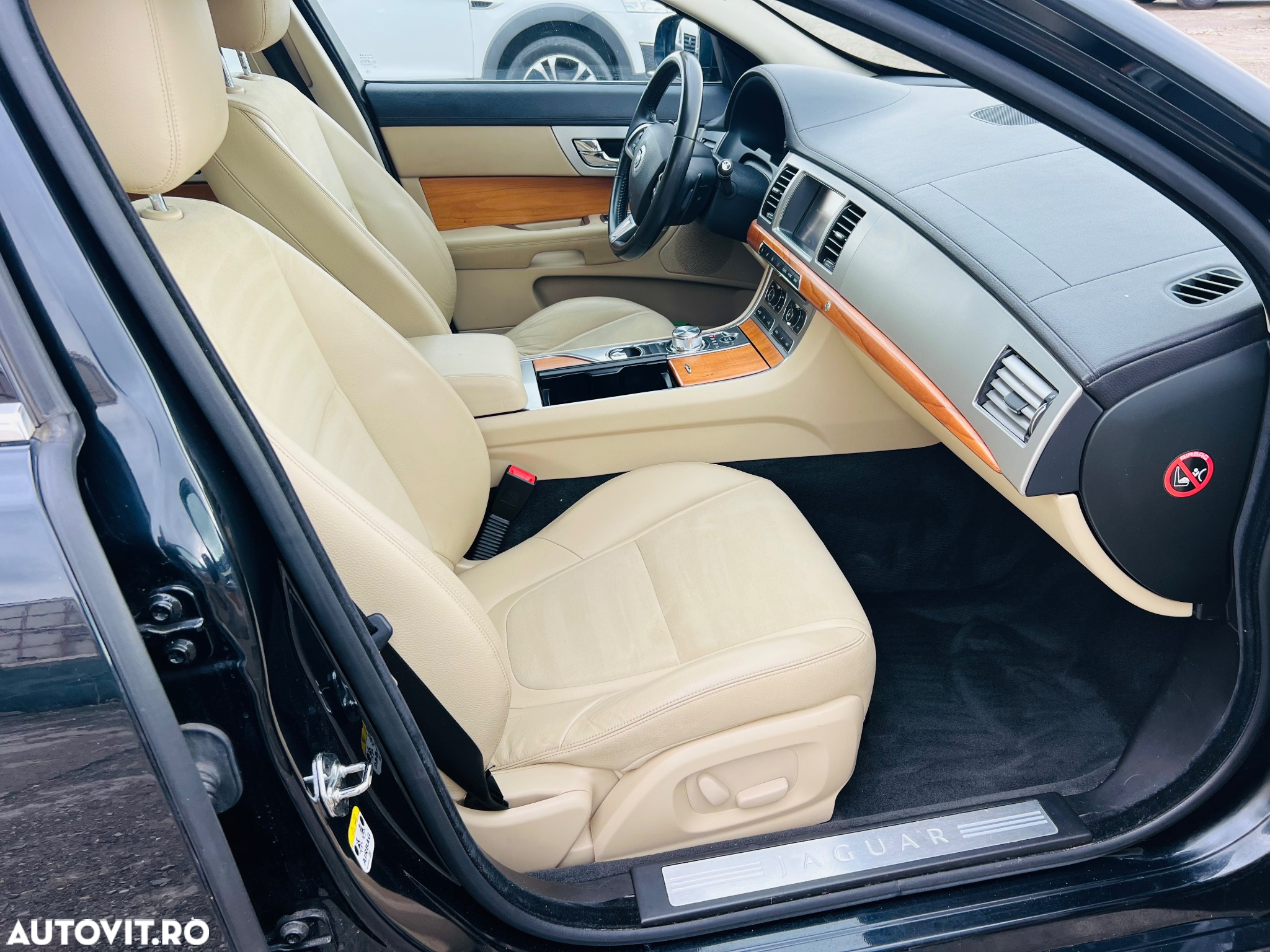 Jaguar XF 2.2D Premium Luxury - 7