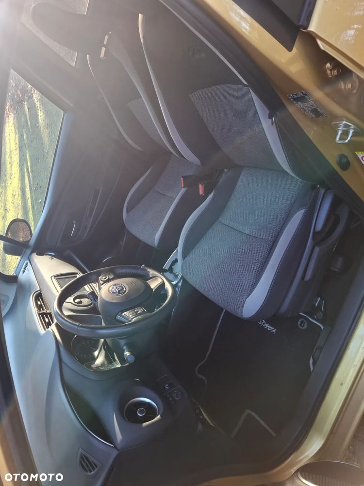 Toyota Yaris Hybrid 100 20th Anniversary - 14