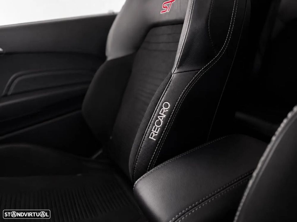 Ford Fiesta 1.5 EcoBoost S&S c/ Pack Pele Exclusiva ST - 30