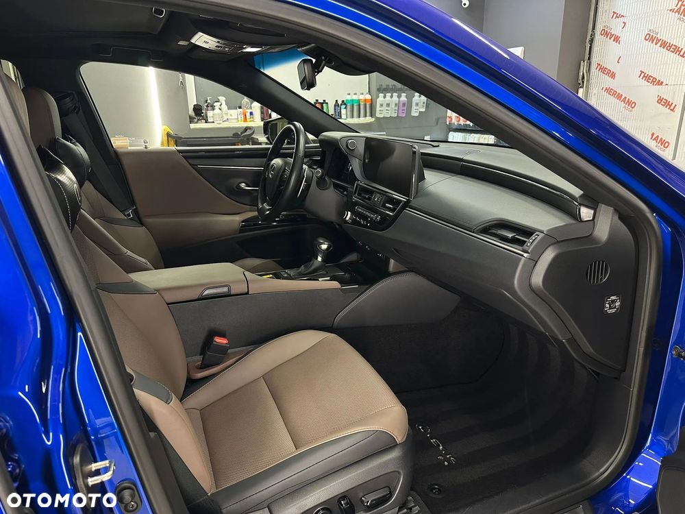 Lexus ES 300h F Sport Design - 4