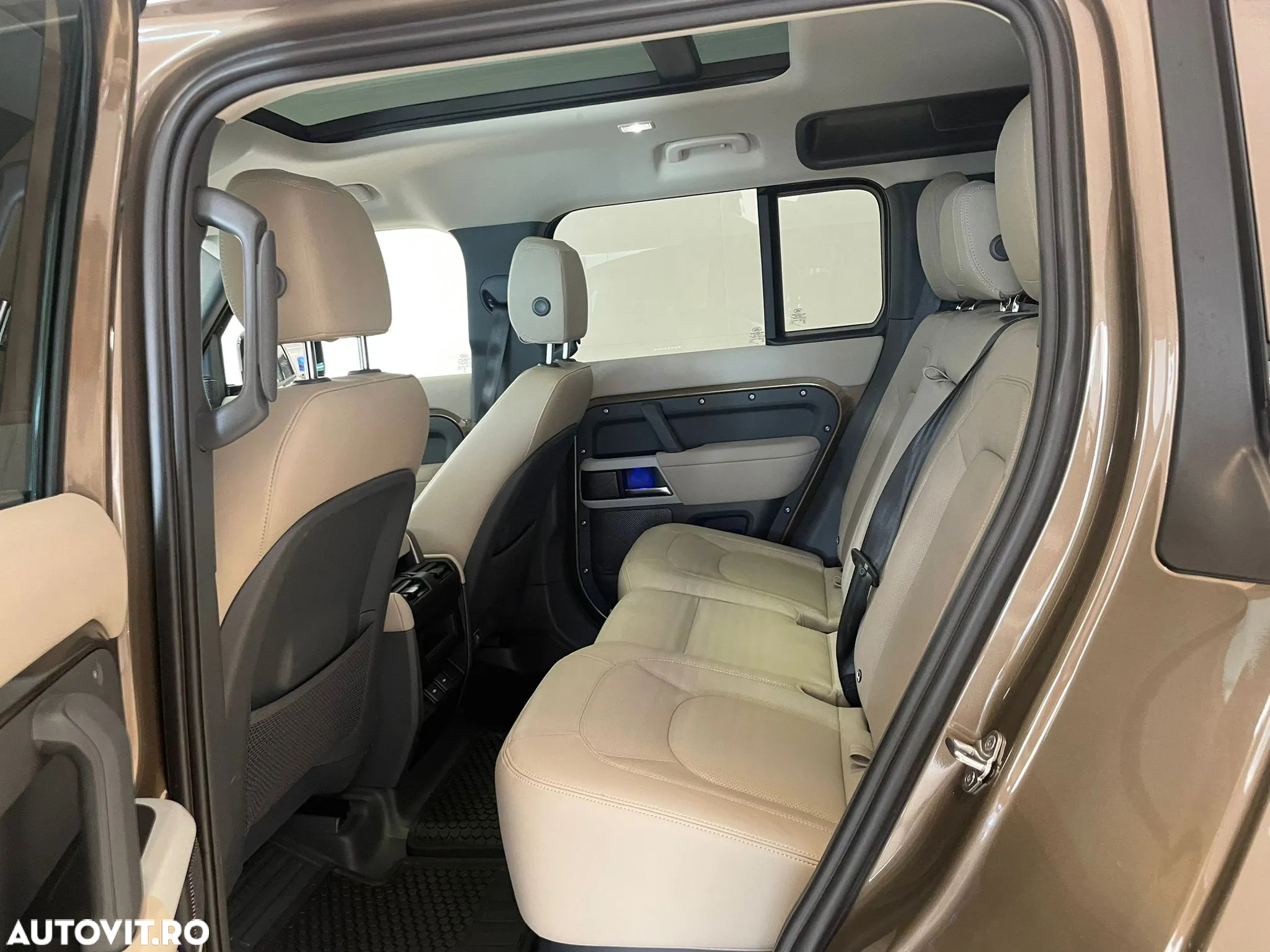 Land Rover Defender - 8