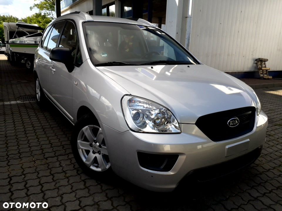 Kia Carens - 32