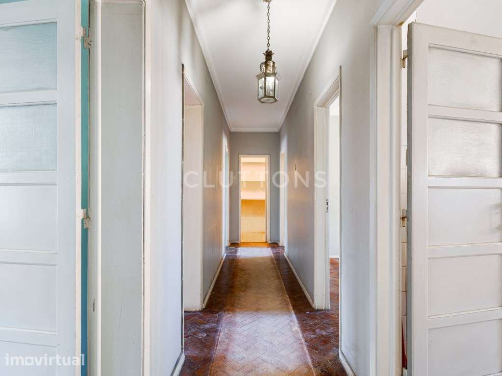 Apartamento no Areeiro, varanda, para remodelação - Grande imagem: 3/27