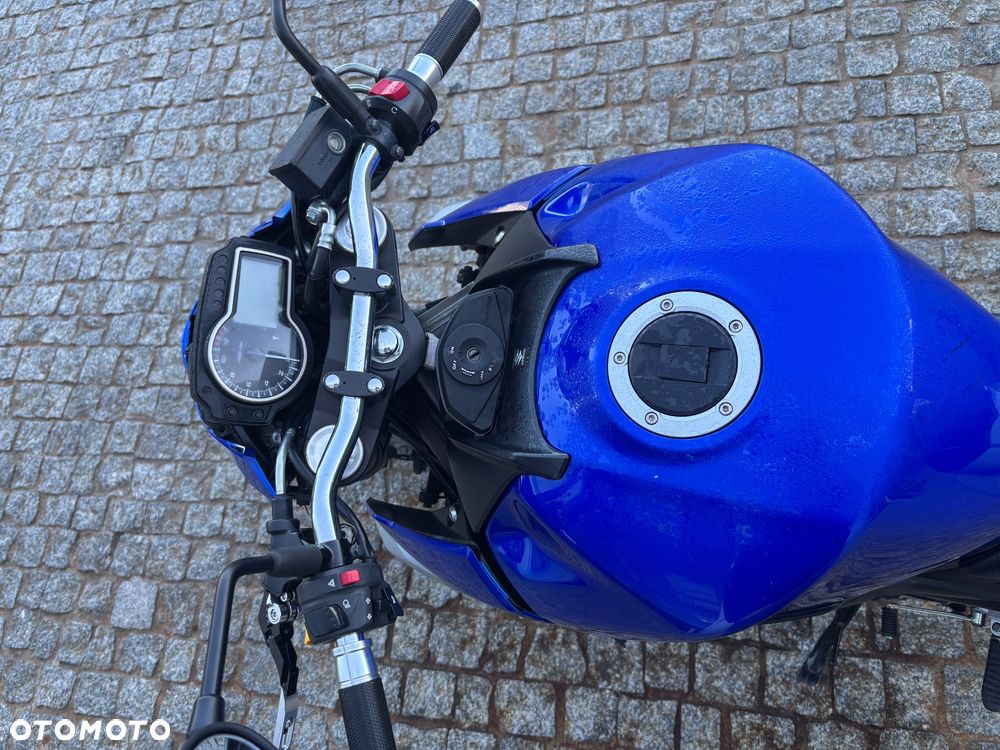 Suzuki GSR - 8