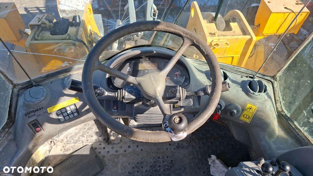 Volvo L 120 E 4X4 - 12