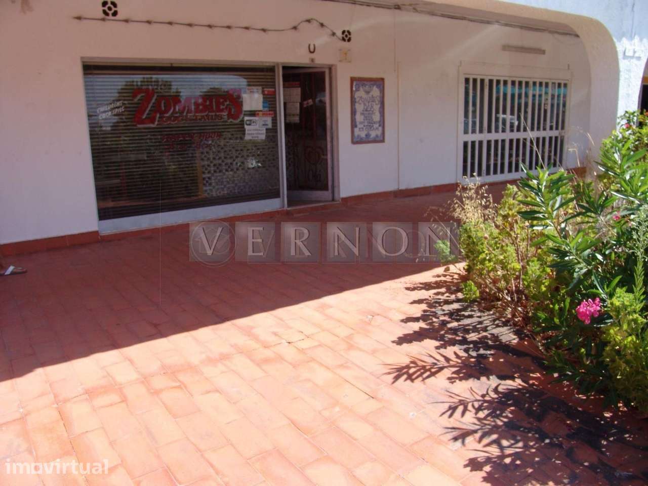 Algarve, Carvoeiro espaço comercial com esplanada e estacionamento par - Grande imagem: 2/20