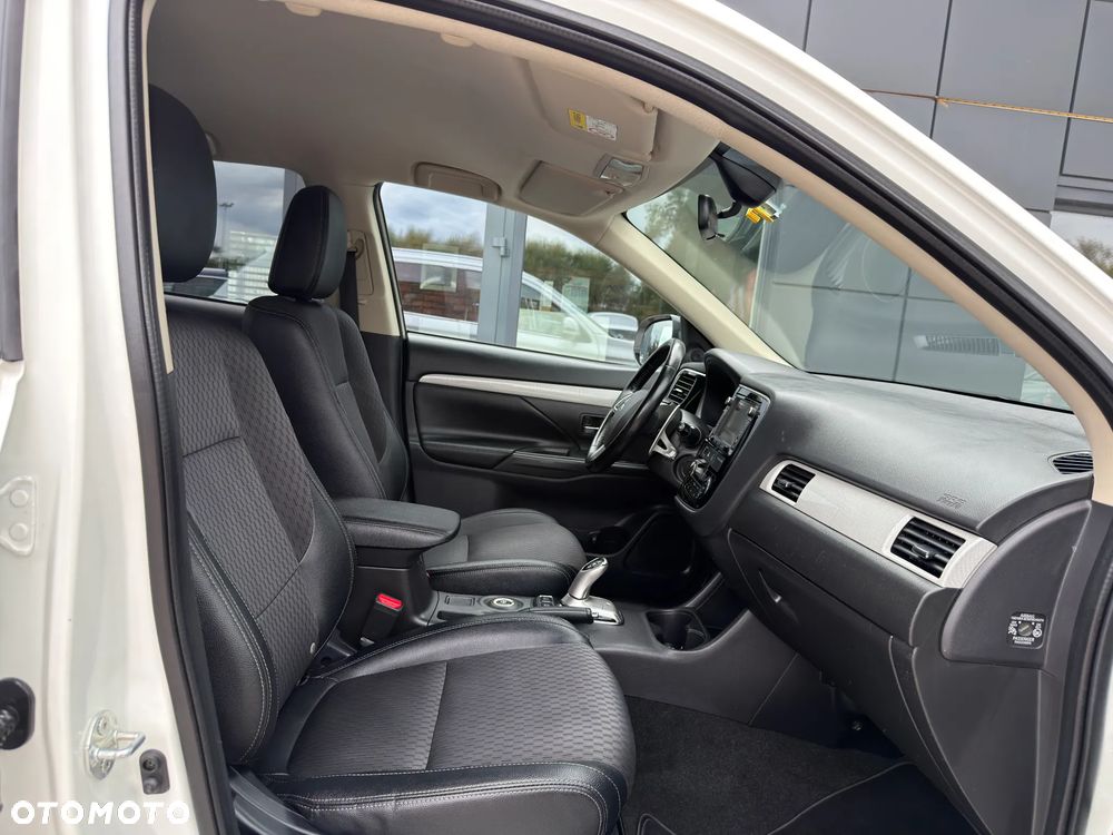 Mitsubishi Outlander Instyle NAVI + - 29