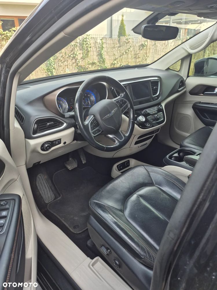 Chrysler Pacifica - 12