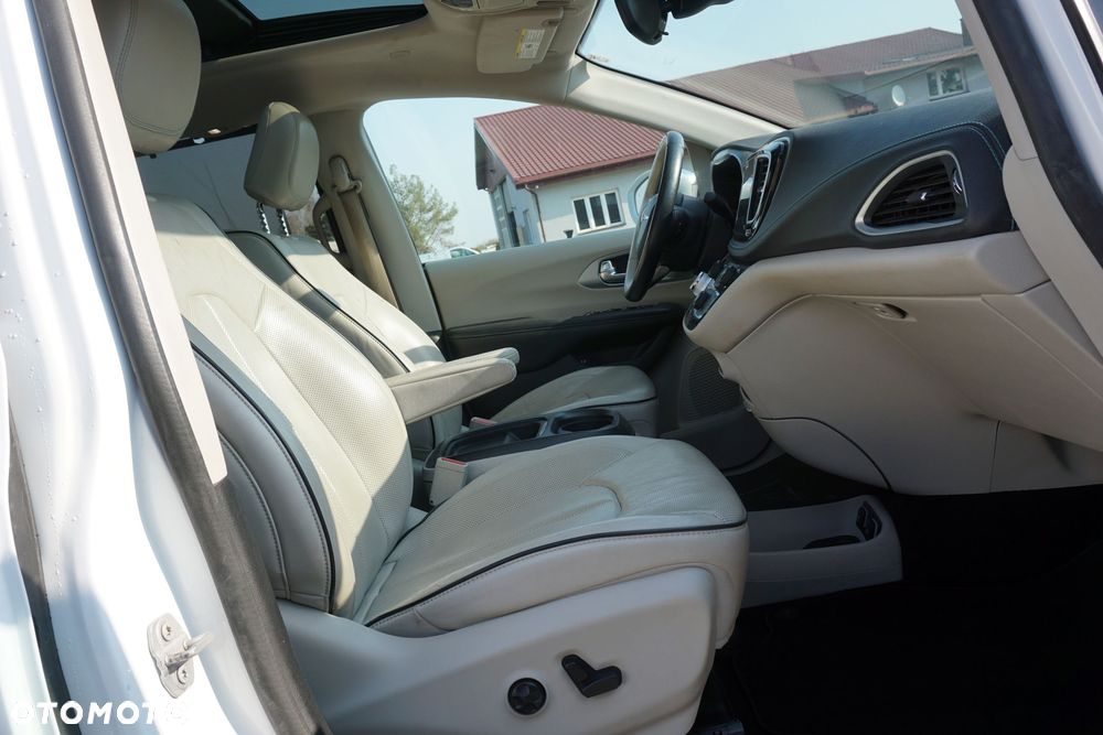 Chrysler Pacifica - 12