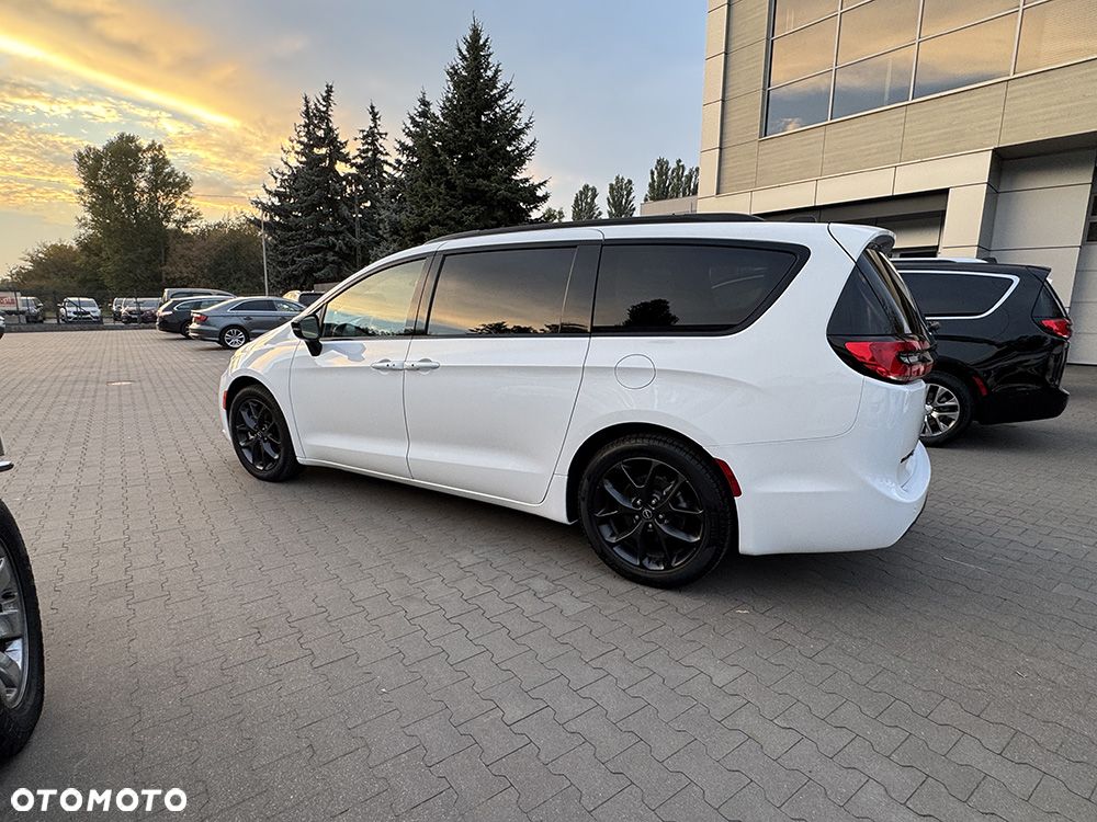 Chrysler Pacifica - 22