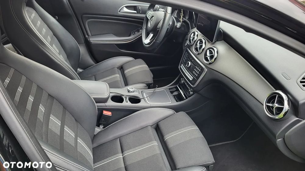 Mercedes-Benz GLA 200 7G-DCT - 10