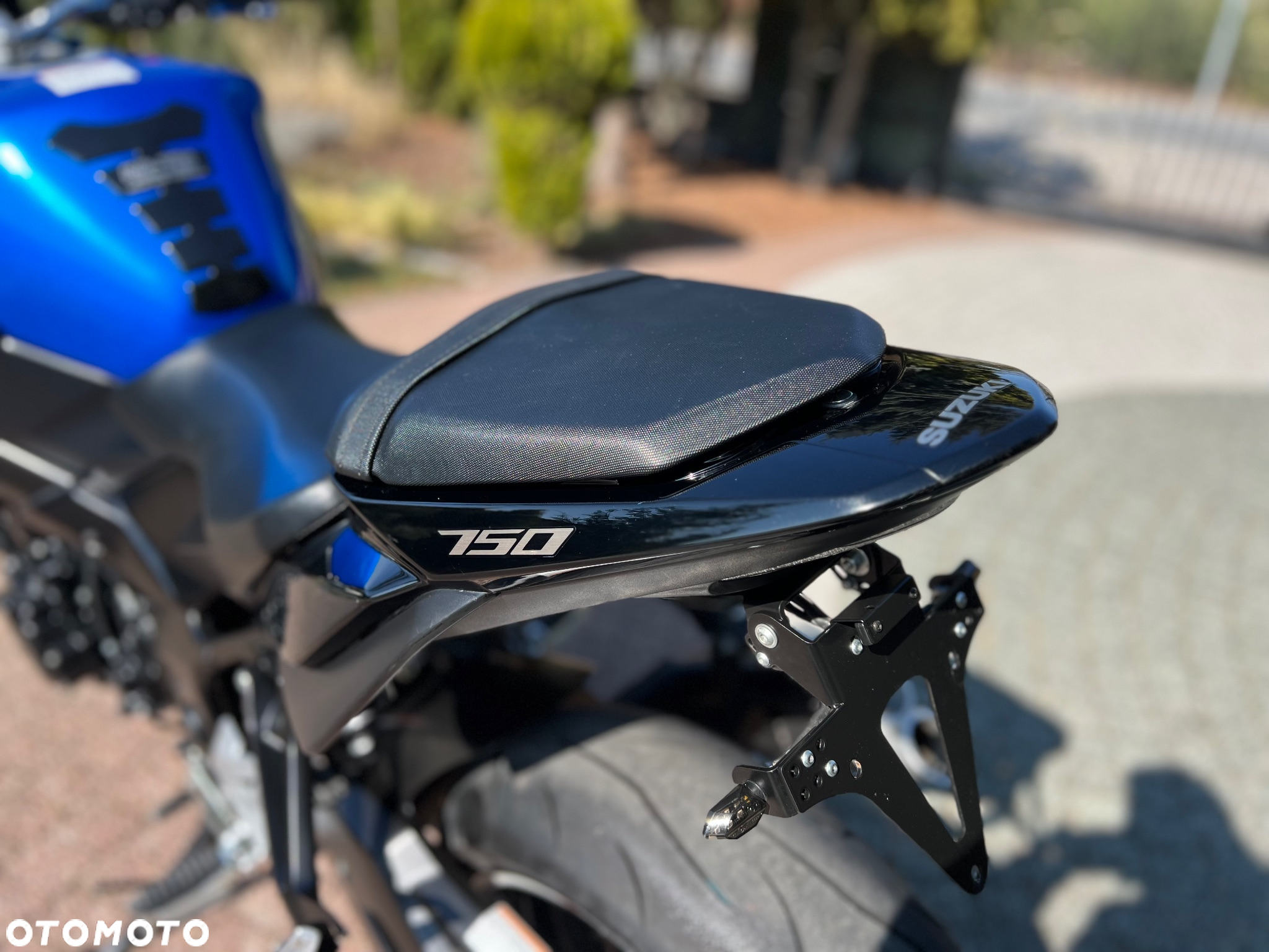 Suzuki GSR - 19