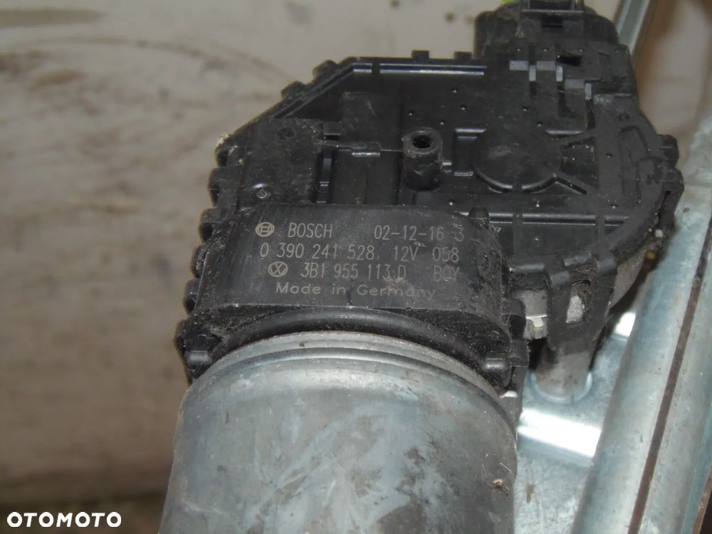 SILNICZEK WYCIERACZEK PRZÓD VOLKSWAGEN PASSAT B5 0390241528 - 2