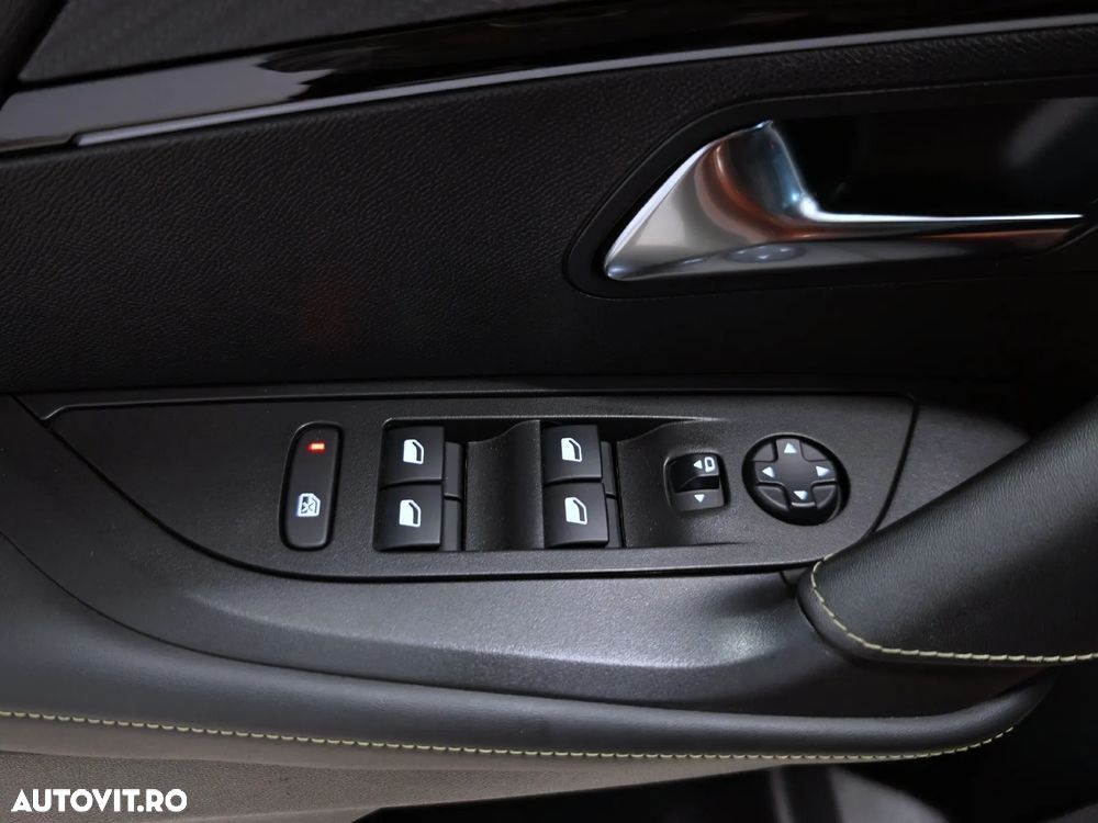Peugeot 2008 1.2 L PureTech STT EAT8 GT Line - 23