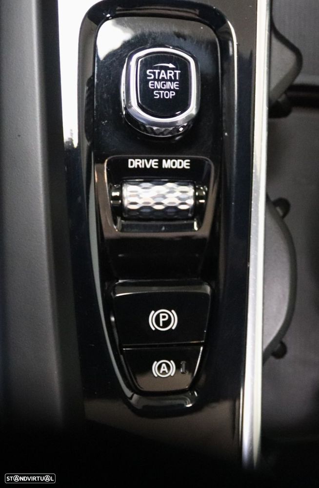 Volvo XC 60 2.0 T6 PHEV R-Design AWD - 37