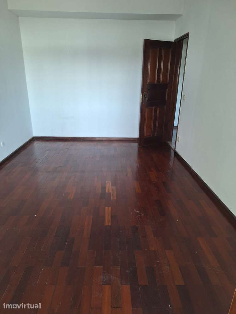 Apartamento com 6 assoalhadas em freamunde - Grande imagem: 4/14