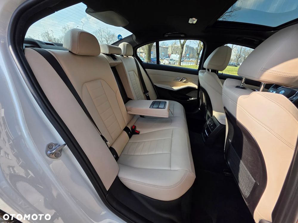 BMW Seria 3 330e xDrive M Sport - 34