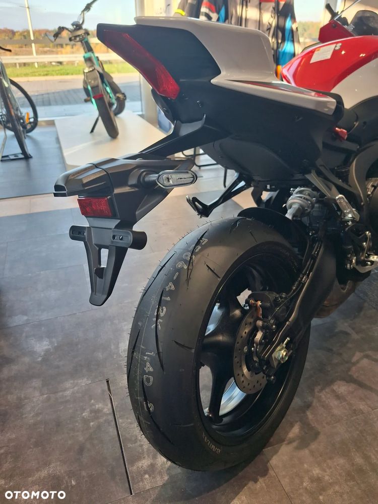 Yamaha R9 - 16