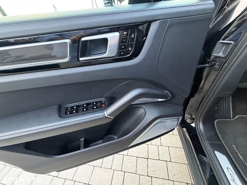 Porsche Cayenne Turbo - 28