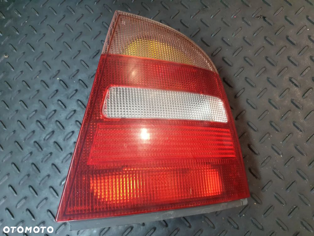 SKODA OCTAVIA HB LAMPA TYLNA PRAWA OE 1U6945096 EUROPA - 1
