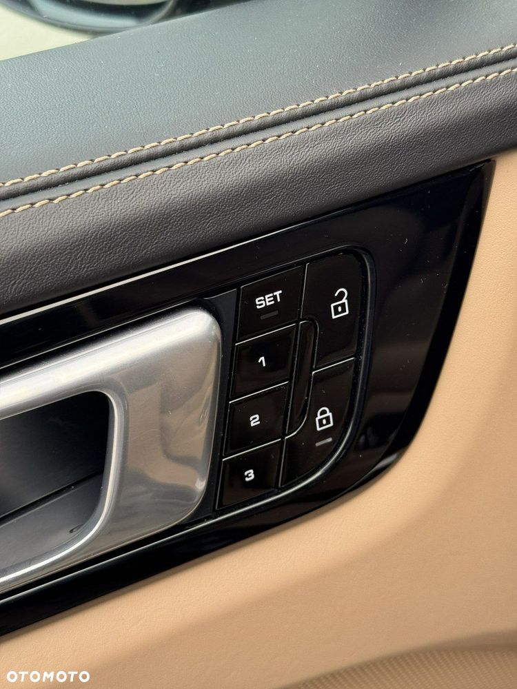 Porsche Cayenne - 26