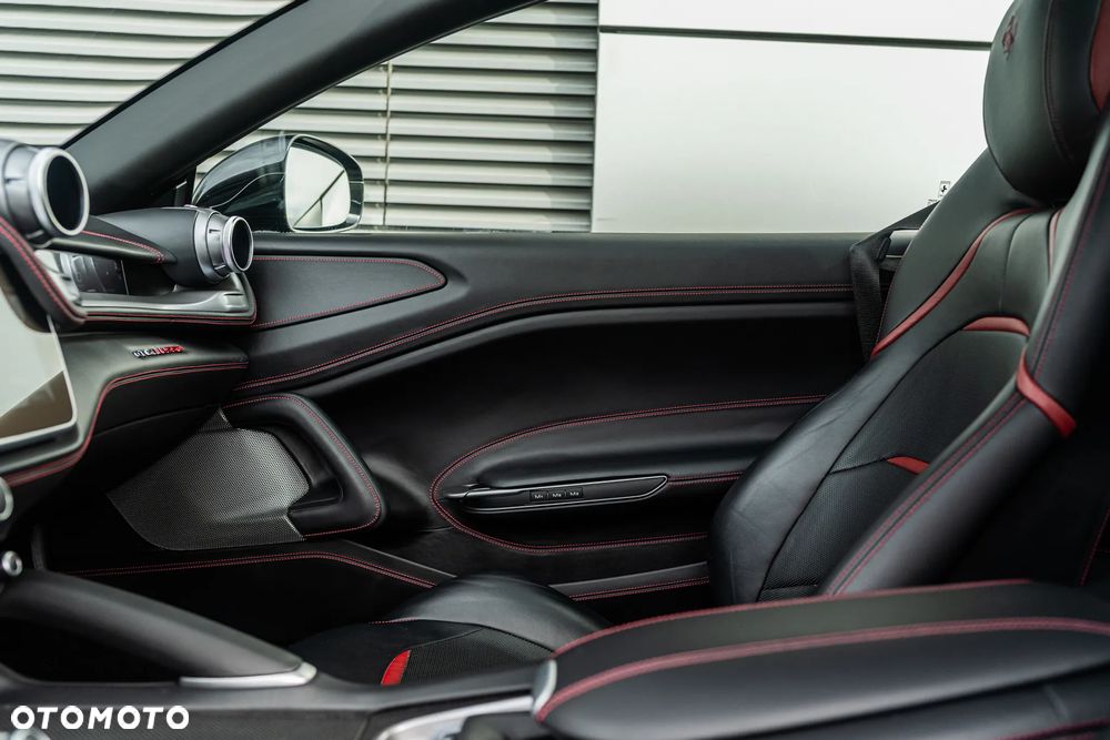 Ferrari GTC4Lusso - 16