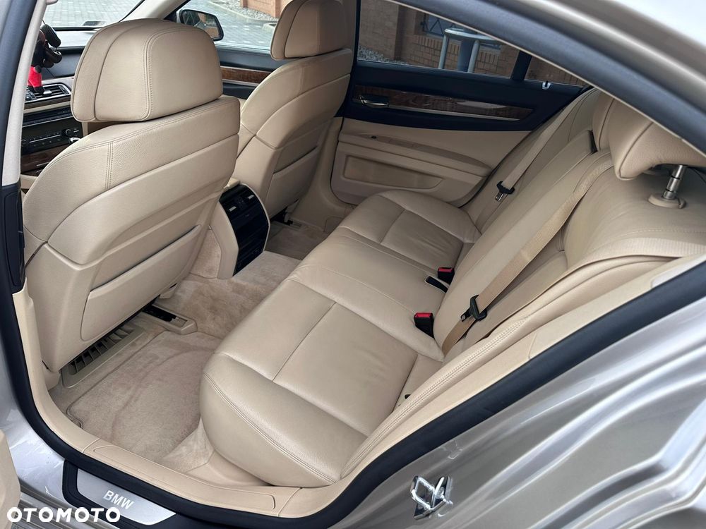 BMW Seria 7 740i L - 7