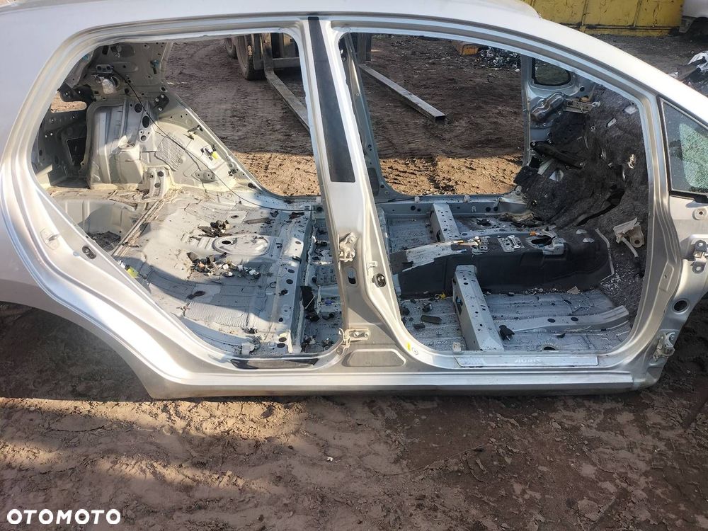 PRÓG PRAWY + SŁUPEK ŚRODKOWY TOYOTA AURIS I HB 5D 06-09 1C0 - 1