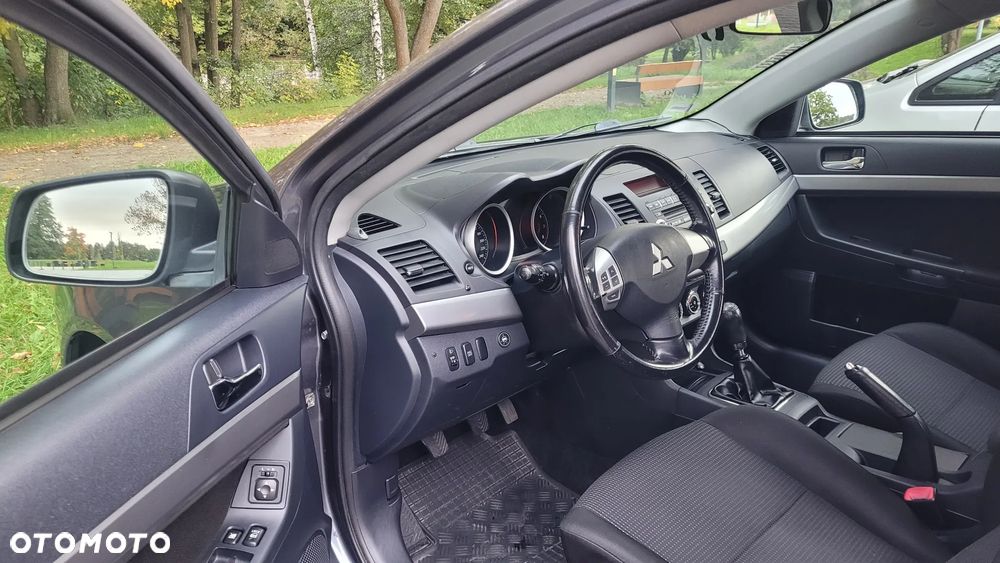 Mitsubishi Lancer 1.5 Invite - 3