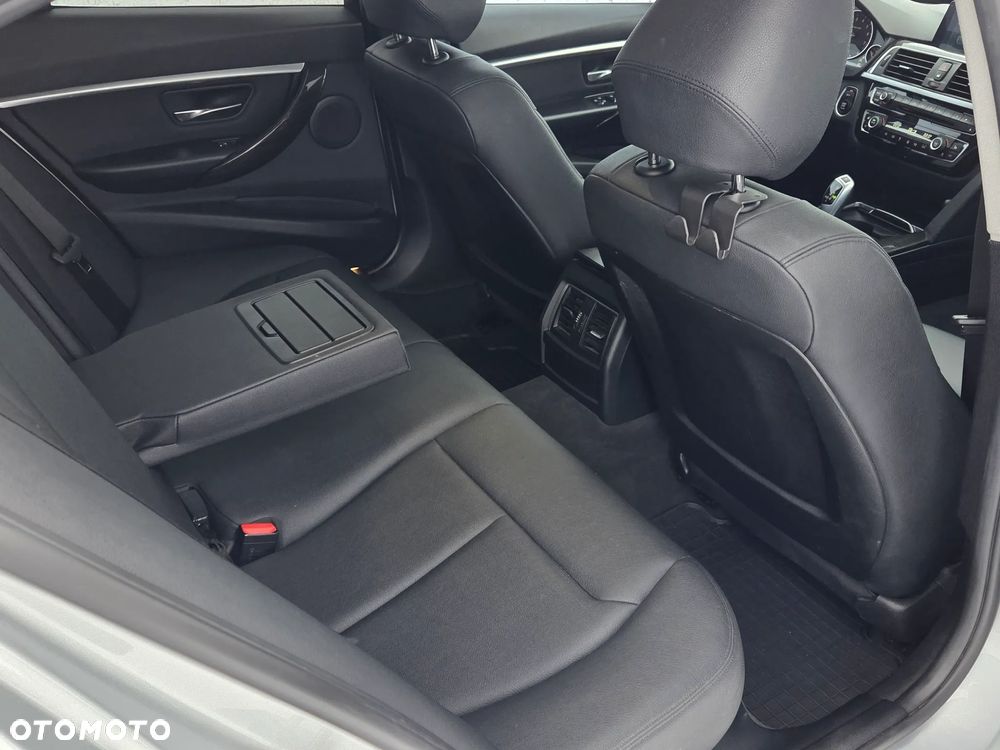 BMW Seria 3 320i xDrive - 15