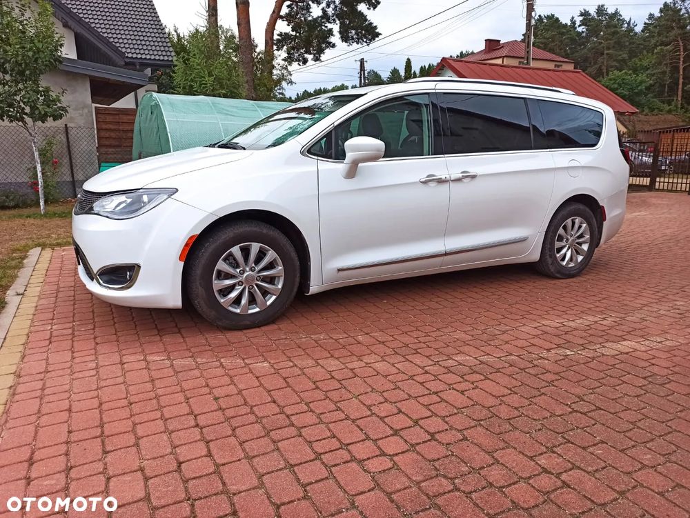 Chrysler Pacifica - 10