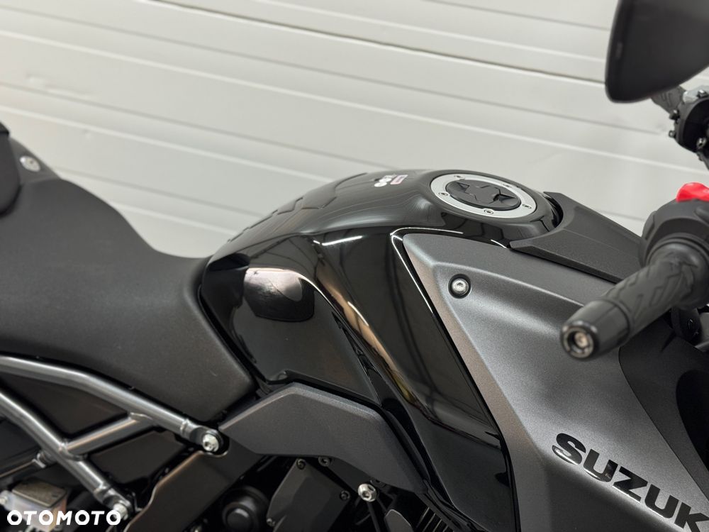 Suzuki GSX - 12