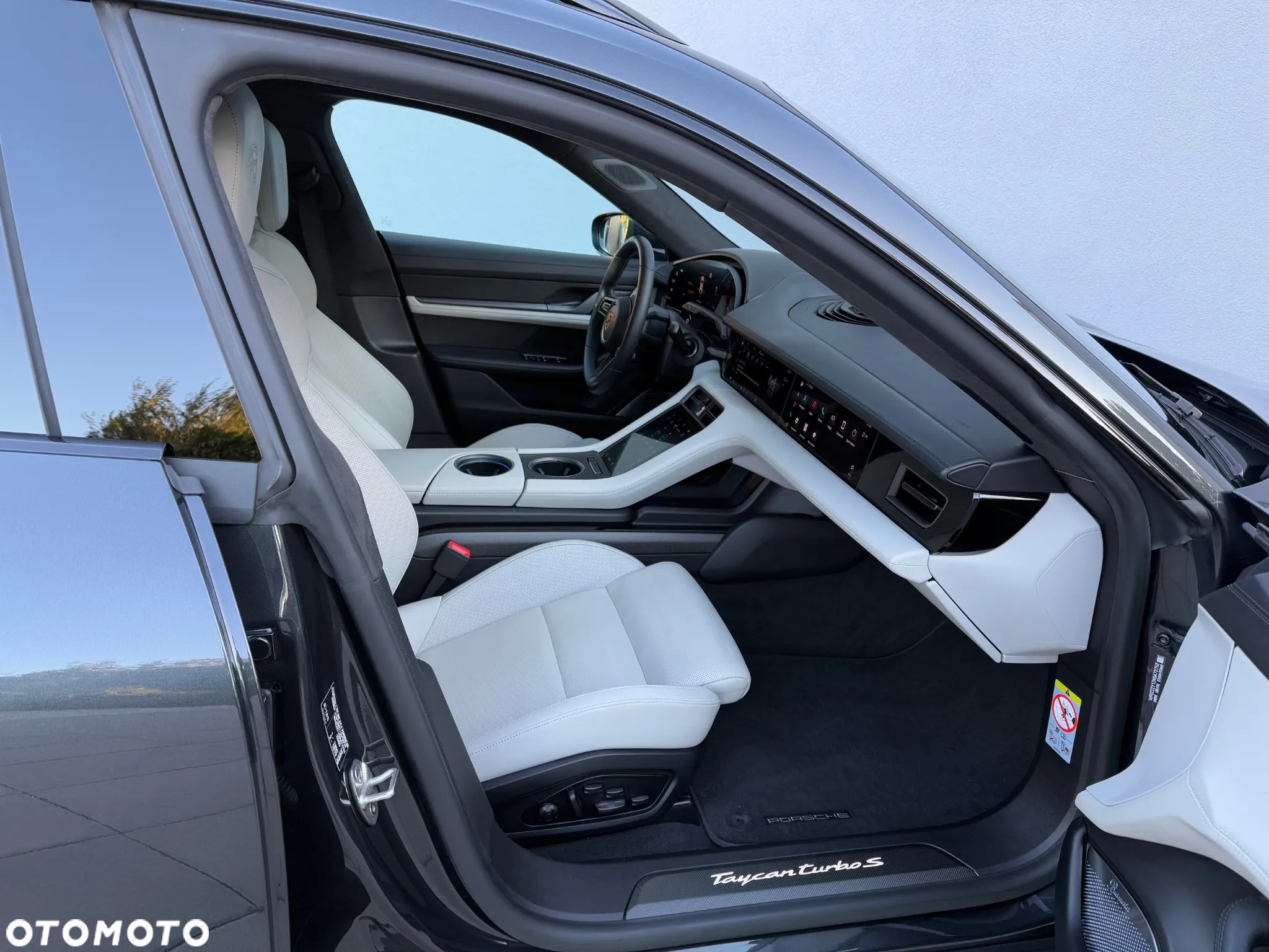 Porsche Taycan Turbo S Cross Turismo - 12