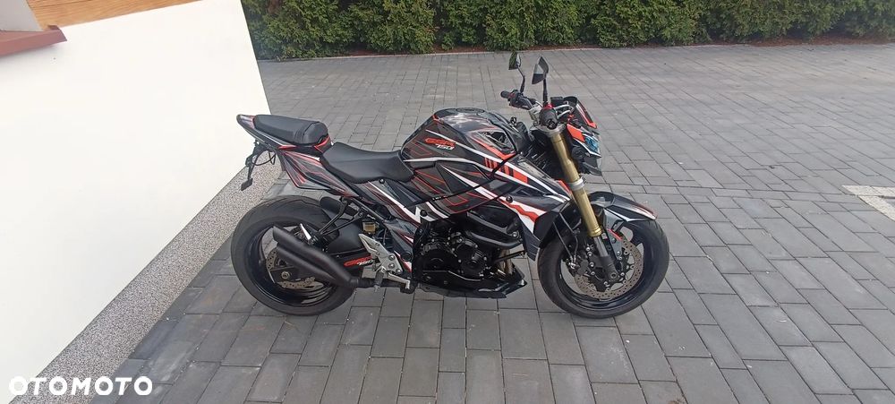 Suzuki GSR - 2