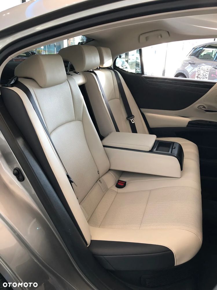 Lexus ES 300h Business Edition - 12