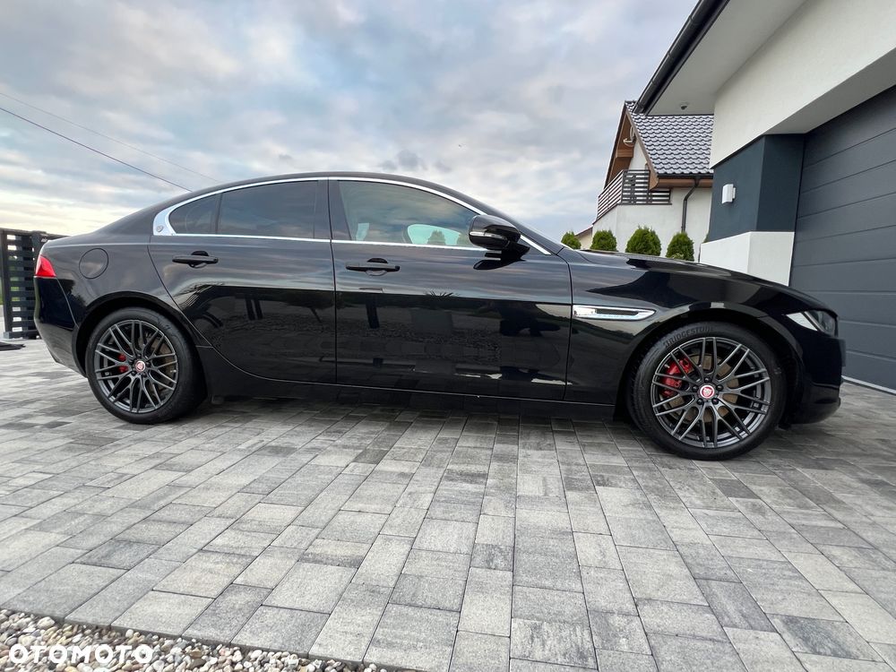 Jaguar XE 2.0 D Prestige - 8