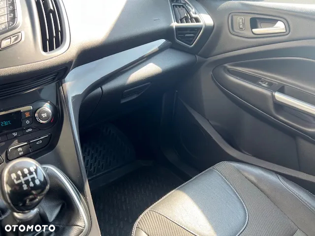 Ford Kuga 1.5 EcoBoost 2x4 Titanium - 24