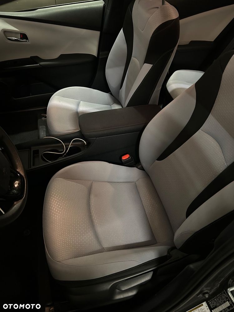 Toyota Prius Hybrid - 27