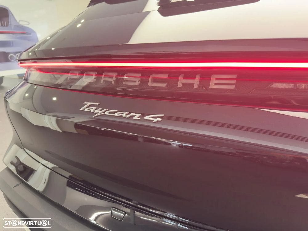 Porsche Taycan Cross Turismo 4 - 7