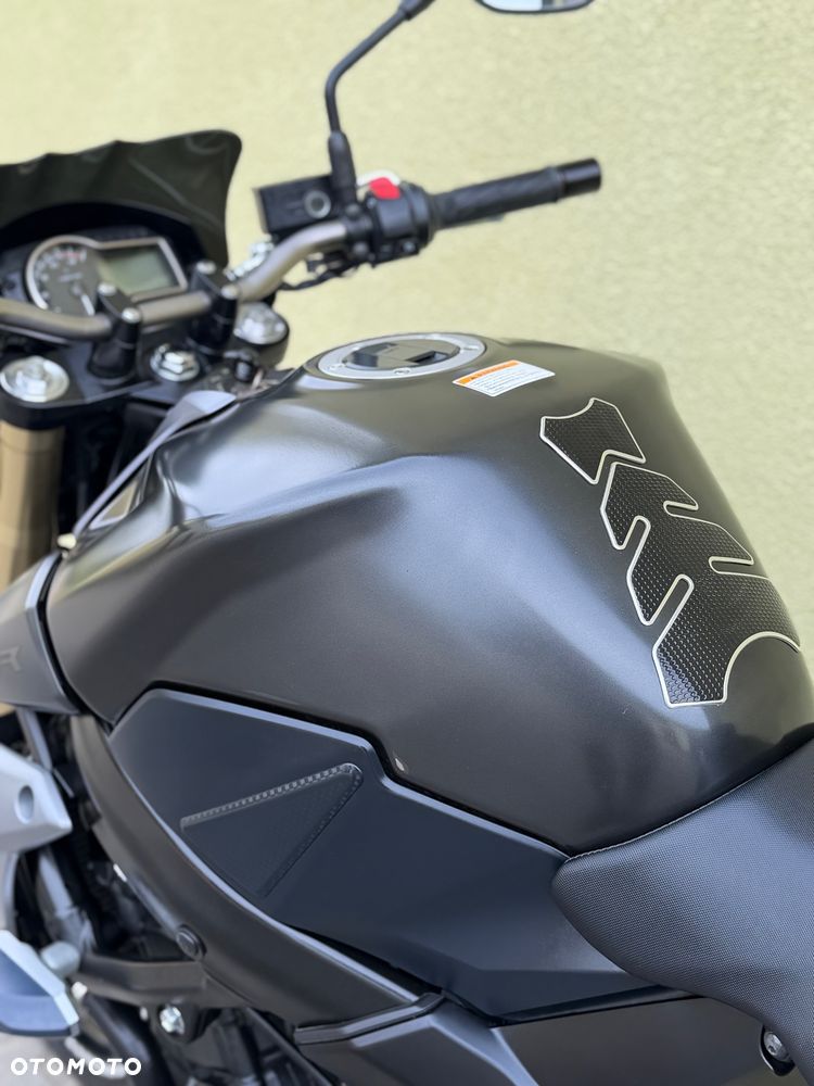 Suzuki GSR - 34