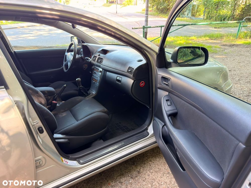 Toyota Avensis - 12